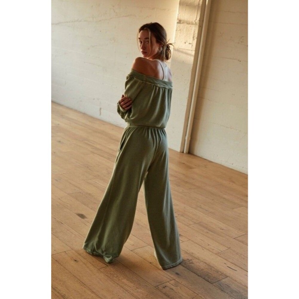 Free People FP Movement One To Beat Off Shoulder Pull On Eucalyptus Sz M NWT - Picture 3 of 4